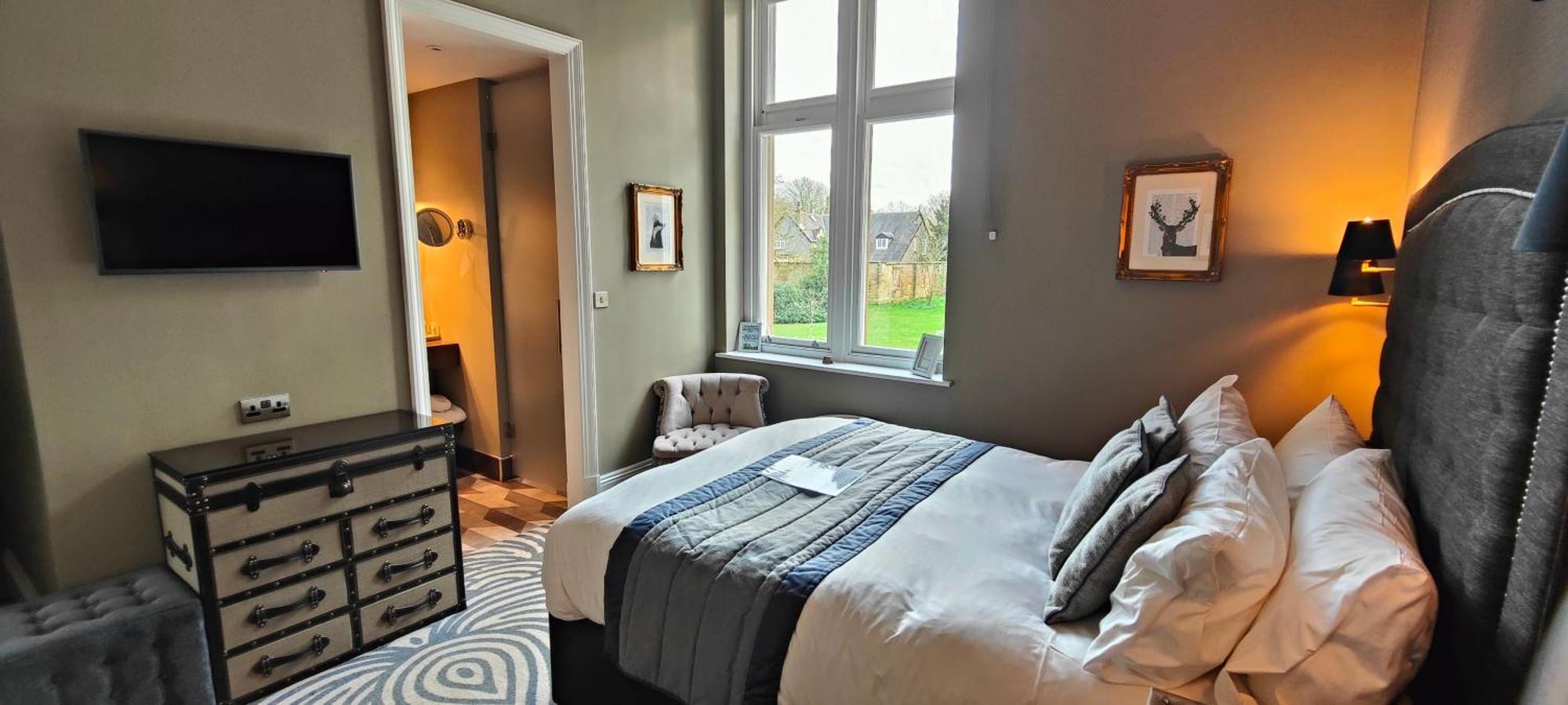 Oddfellows On The Park Чідл Екстер'єр фото A bedroom at The Old Bank Hotel