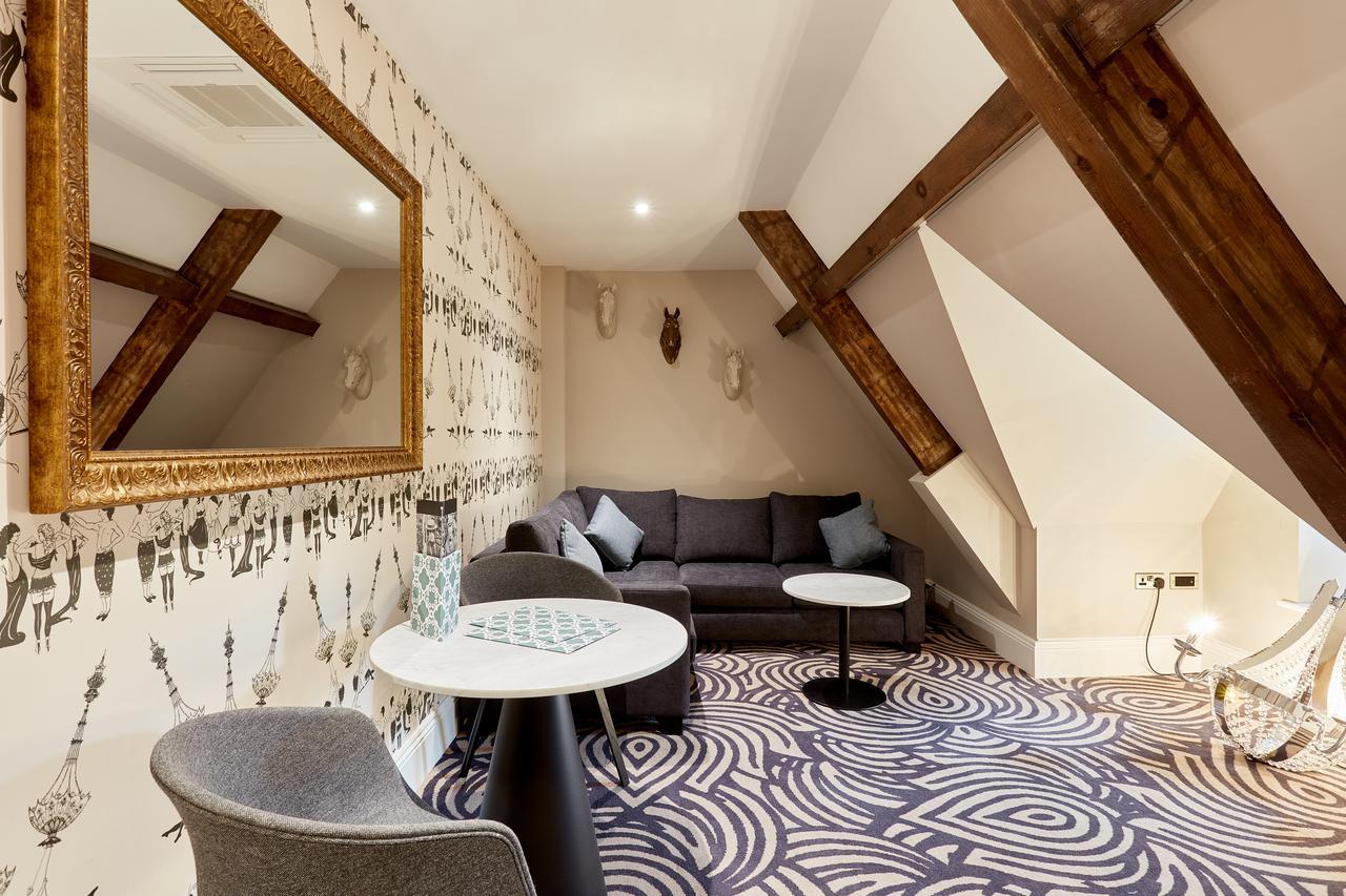 Oddfellows On The Park Чідл Екстер'єр фото The interior of a suite at the hotel