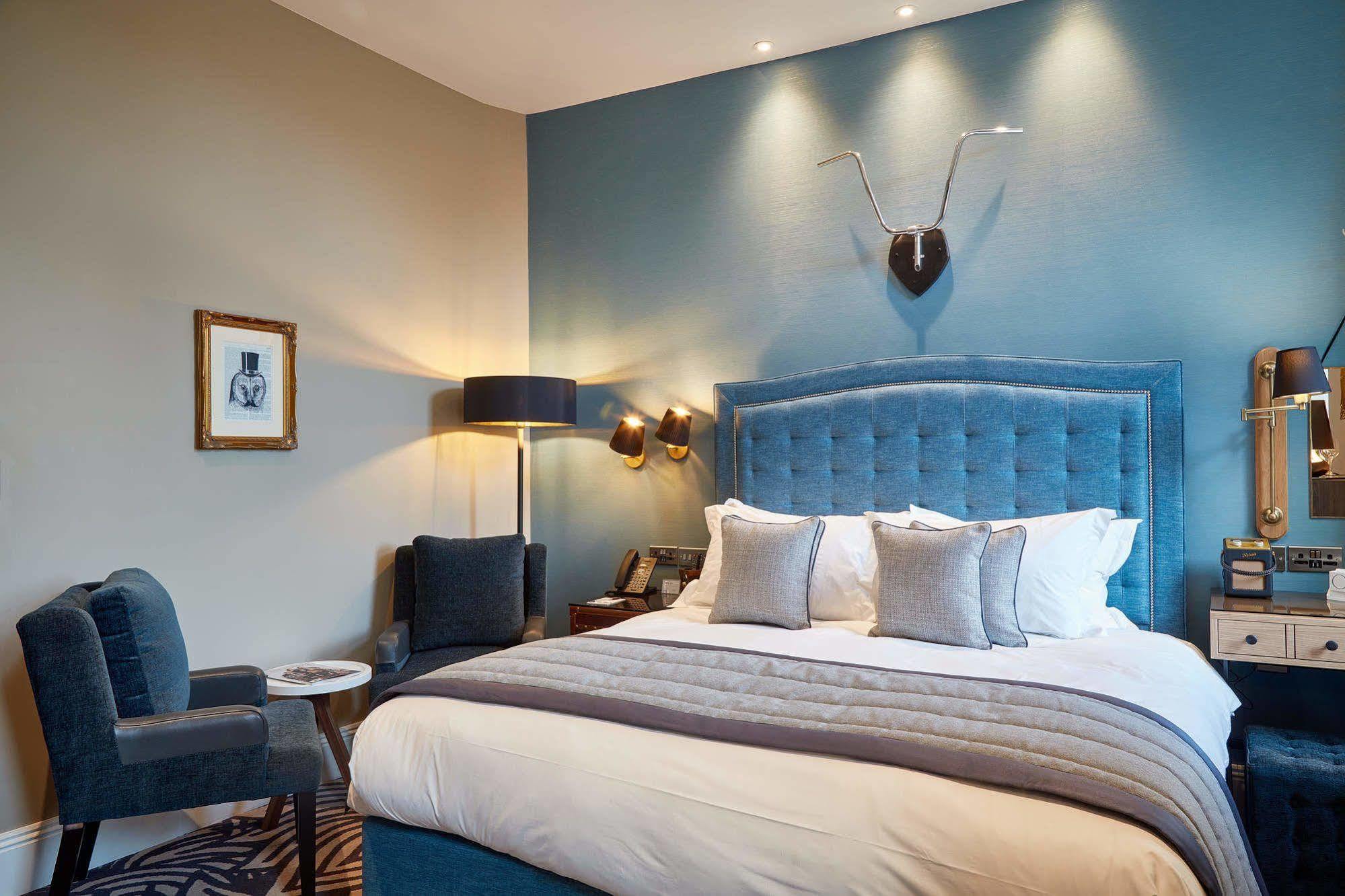 Oddfellows On The Park Чідл Екстер'єр фото A bedroom at The Old Bank Hotel