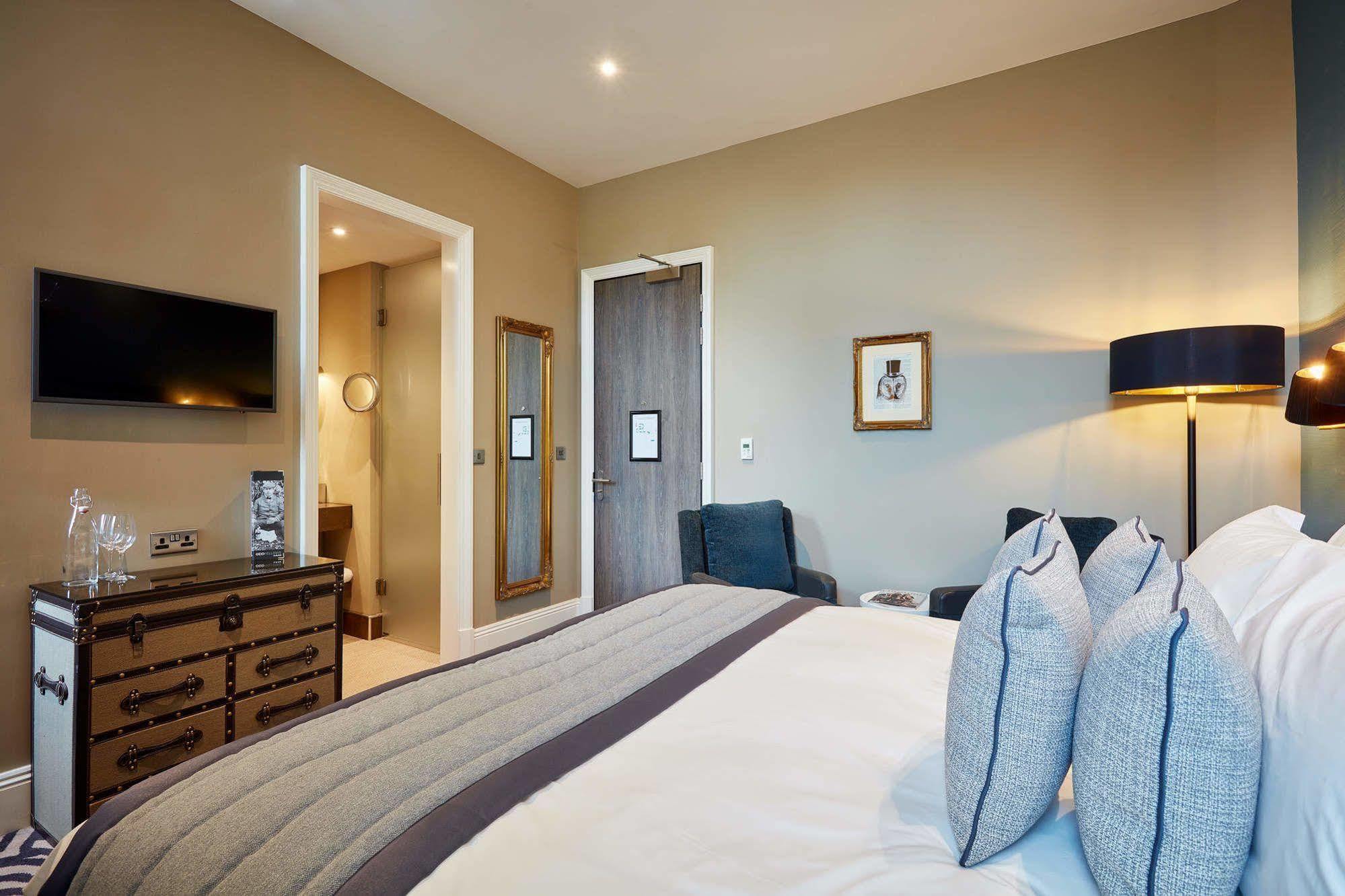 Oddfellows On The Park Чідл Екстер'єр фото A bedroom at The Old Bank Hotel