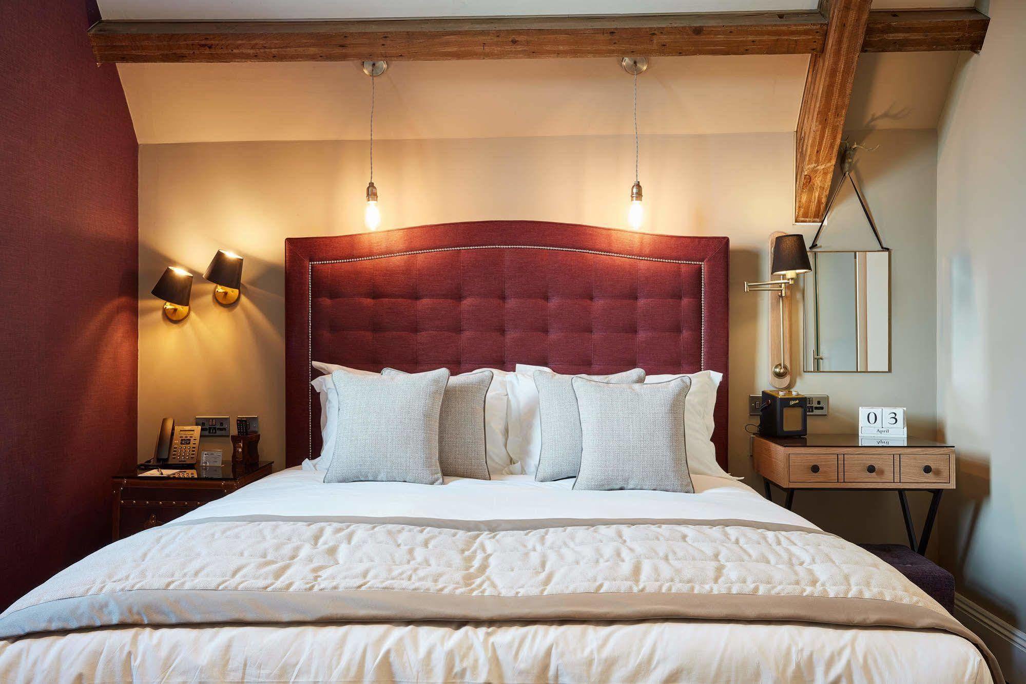 Oddfellows On The Park Чідл Екстер'єр фото A bedroom at The Swan Hotel